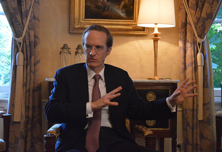 Son Excellence l’ambassadeur de France M. Charles Fries anime une conférence à l'EGE Rabat